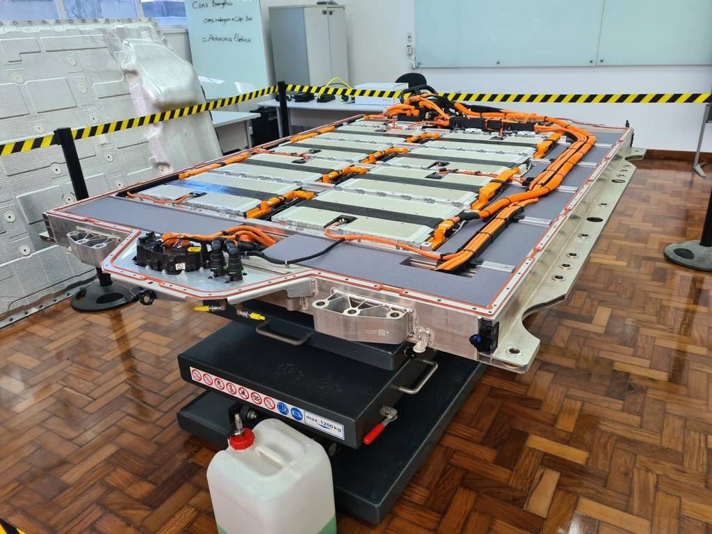 Manutenção de carro elétrico em concessionária BMW iX tecnologia