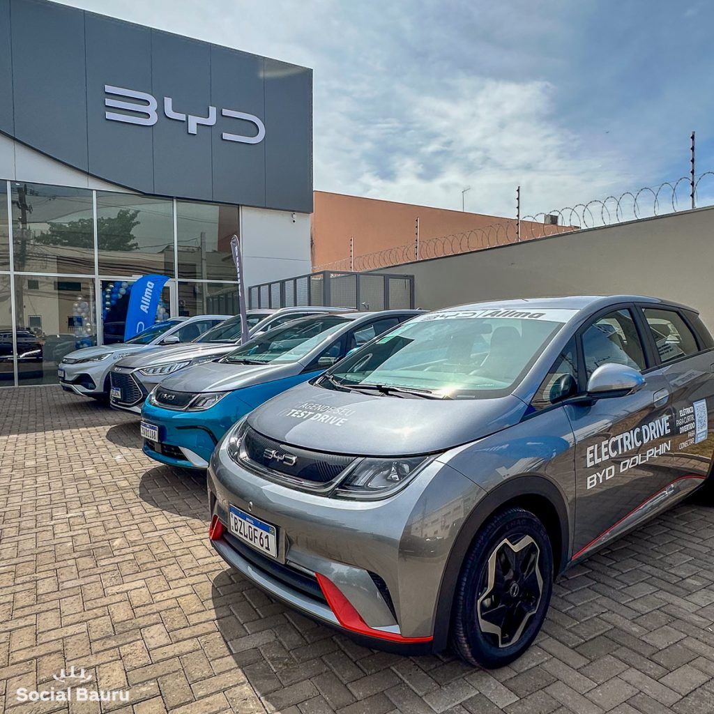 Concessionária BYD vendendo carro elétrico seminovo Brasil