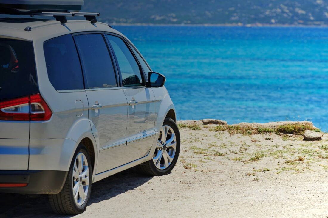 Carro Elétrico no Litoral 2026: Guia de Cuidados com Maresia, Sal e Corrosão