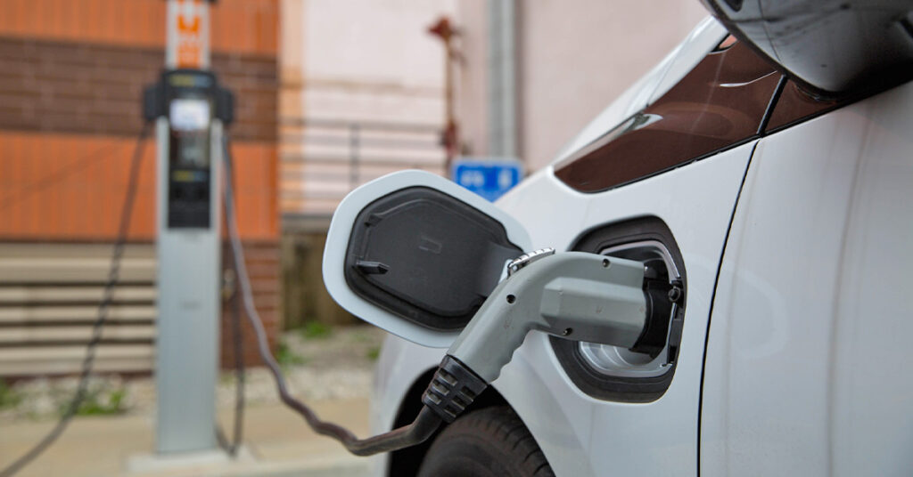 Carregar Carro Elétrico no Trabalho 2026: Guia Prático para Empresas e Funcionários