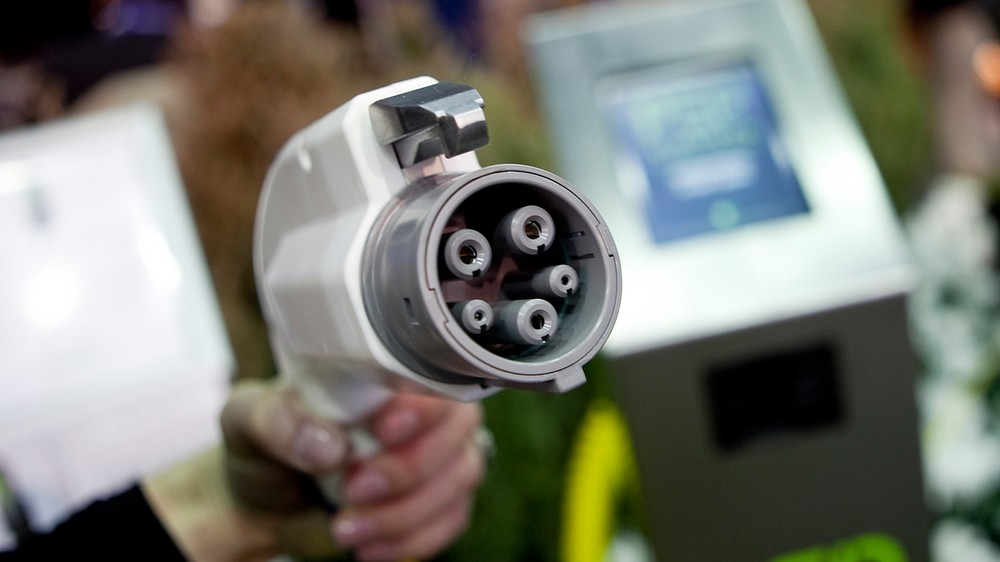 Carregar Carro Elétrico no Trabalho 2026: Guia Prático para Empresas e Funcionários