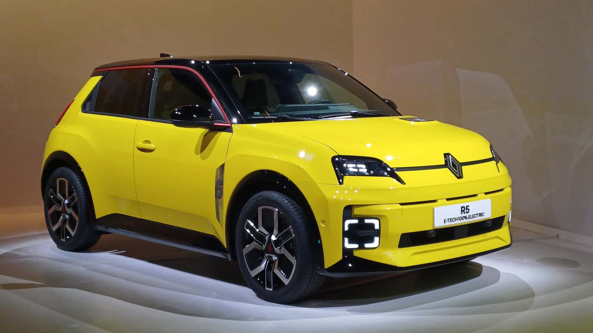 Renault 5 E-Tech vs Fiat 500e 2026: Comparativo dos EVs com Design Retrô