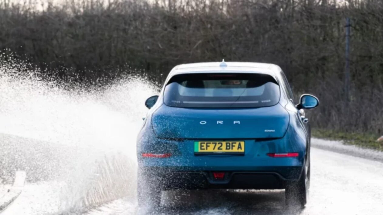 Carro Elétrico na Chuva 2026: Riscos, Cuidados e 8 Testes Reais que Fizemos Carro Elétrico na Chuva 2026: Riscos, Cuidados e 8 Testes Reais que Fizemos